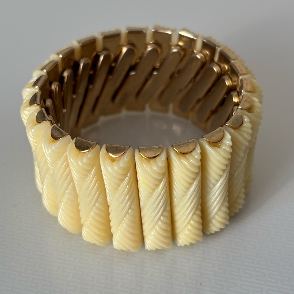 Elegant Cream and Gold Women's Stretch Bracelet